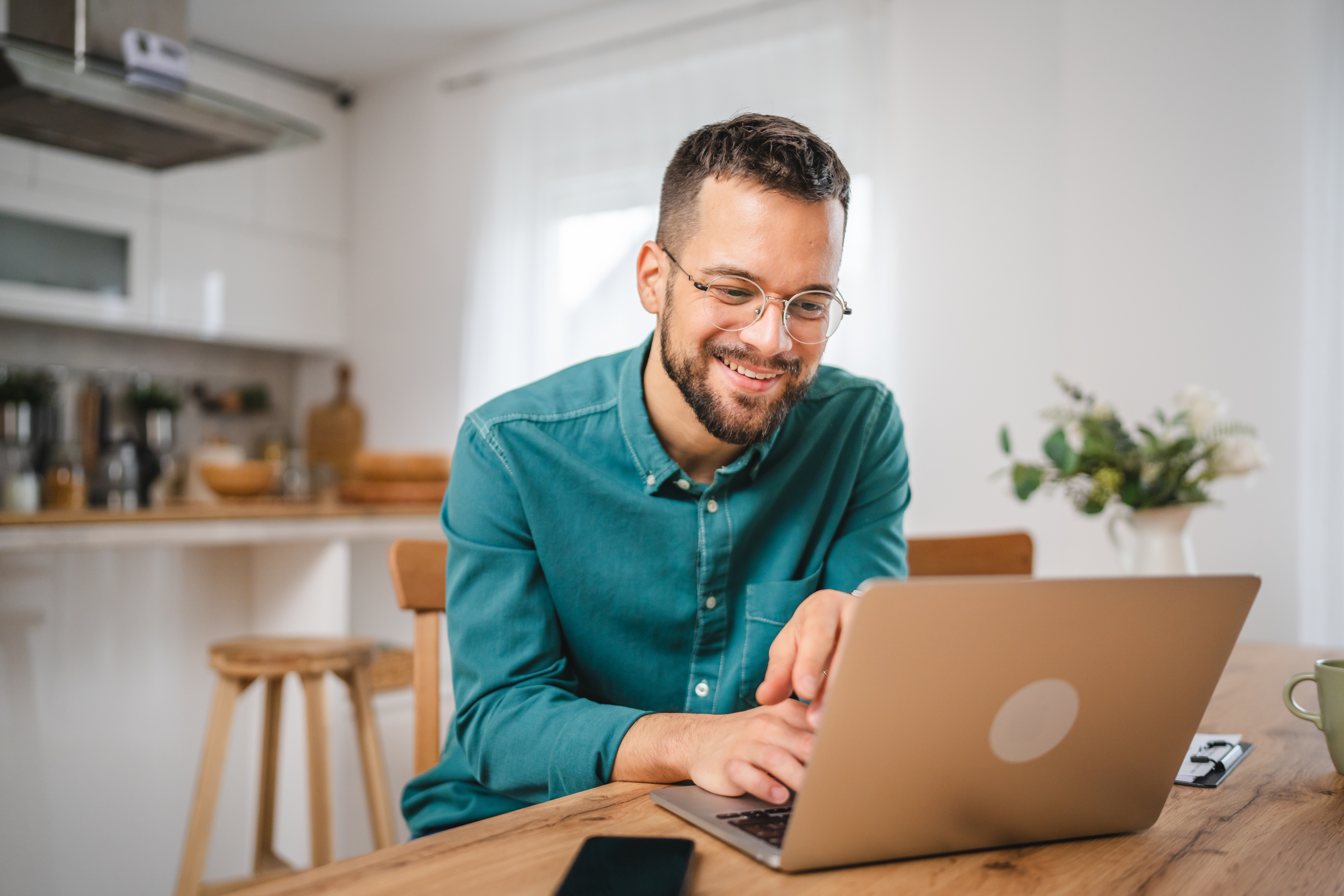 man adult caucasian WITH BEARD AND EYEGLASSES work on laptop at home